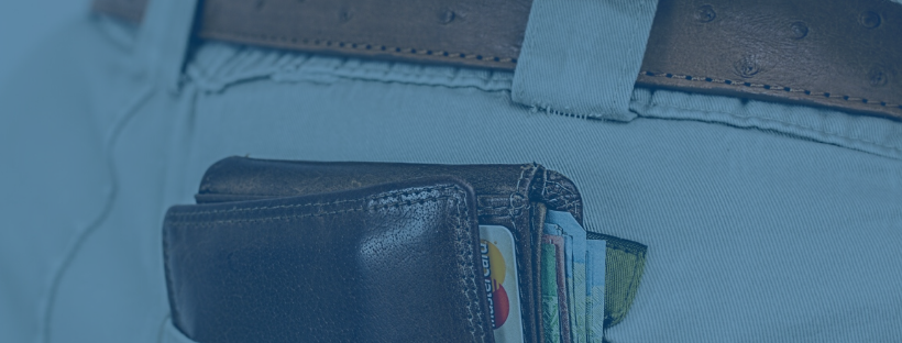 Tassazione delle scommesse sportive 3 portafoglio-con-carte-nel-dietro-dei-pantaloni-tasca-su-sfondo-blu-tassazione-scommesse-sportive-bethunter