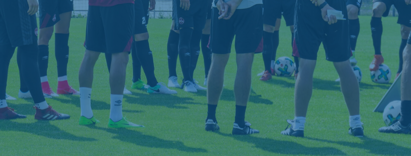 Los tipsters, ¿quiénes son? 4 jugadores-de-futbol-escuchando-una-charla-en-el-entrenamiento