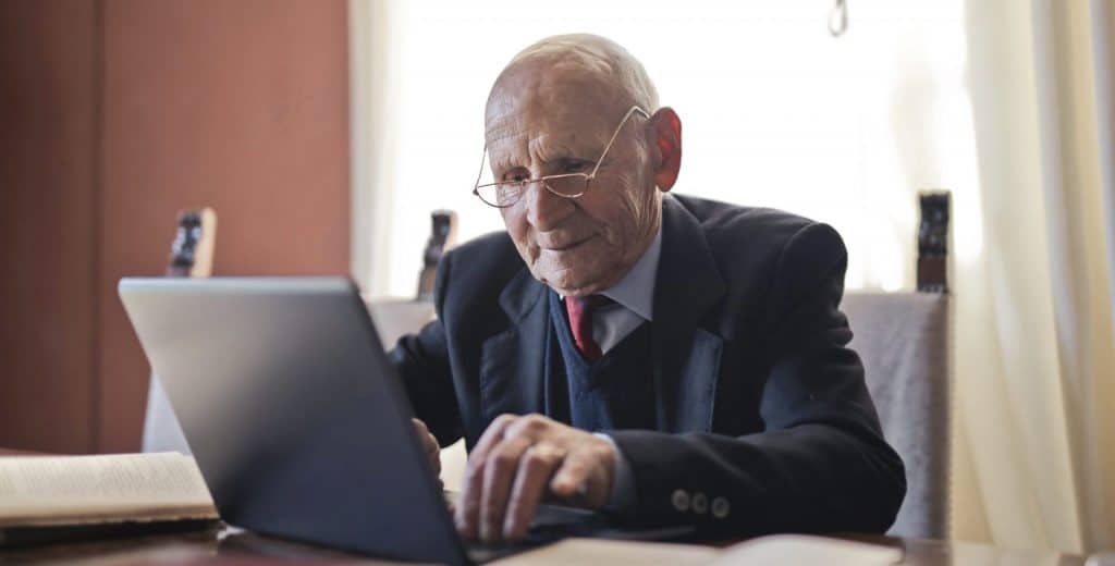 señor-mayor-serio-utilizando-portatil-sobre-una-mesa-quizas-usando-bethunter